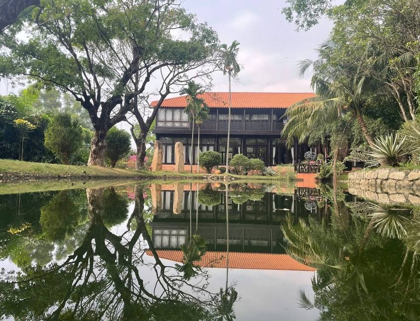 nhà gỗ truyền thống bên hồ sân vườn